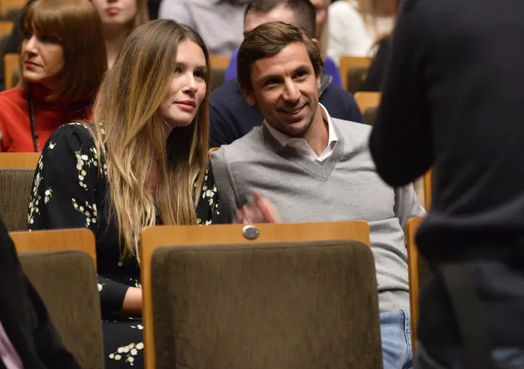 Upoznali se na narodnjacima, a danas žive kao Beckhamovi: Kako se mijenjala Mirela Forić Srna?