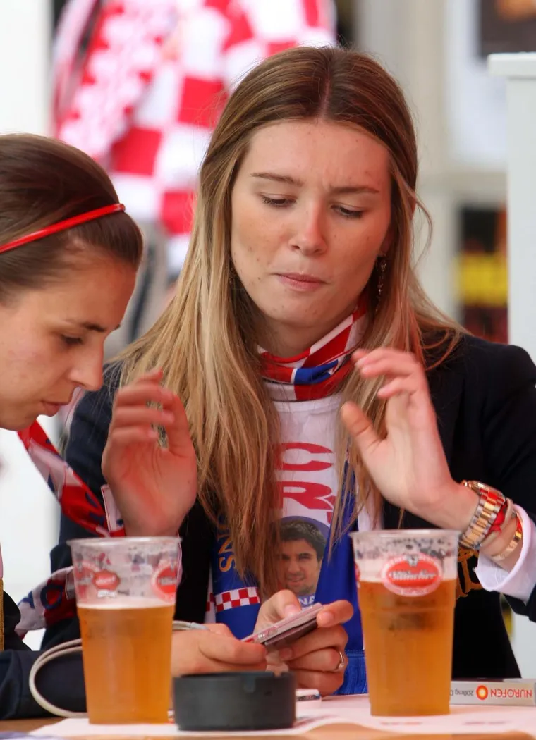 Upoznali se na narodnjacima, a danas žive kao Beckhamovi: Kako se mijenjala Mirela Forić Srna?