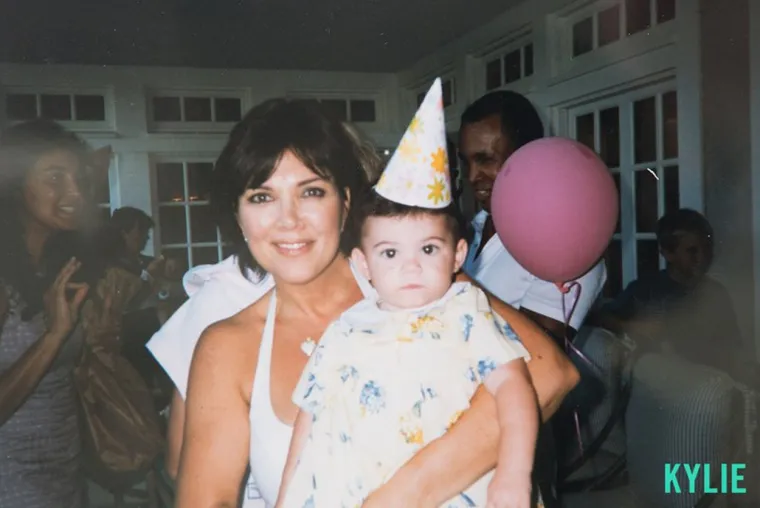 Kris Jenner navršila je 70, a nikad nije izgledala ovako dobro: Pogledajte kako se mijenjala