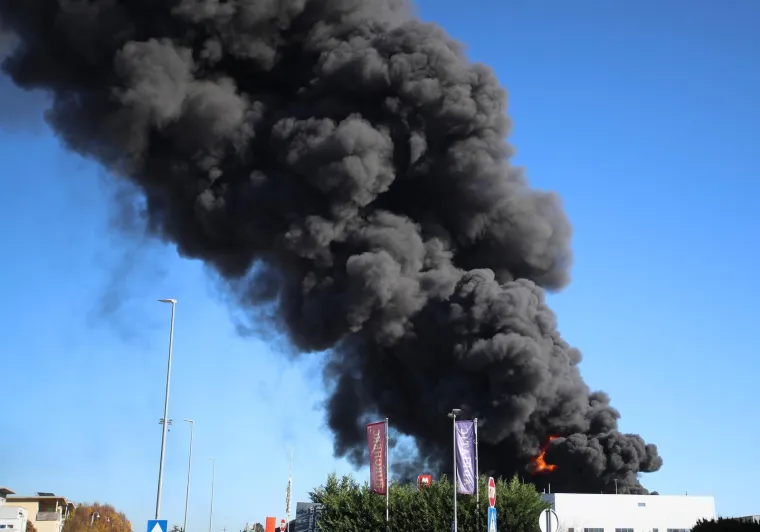 Apokaliptični prizori požara u Svetoj Nedelji: 'Oblak dima izgleda zlosutno!'