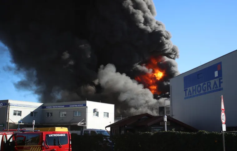 Apokaliptični prizori požara u Svetoj Nedelji: 'Oblak dima izgleda zlosutno!'