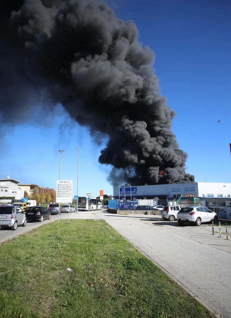 Apokaliptični prizori požara u Svetoj Nedelji: 'Oblak dima izgleda zlosutno!'