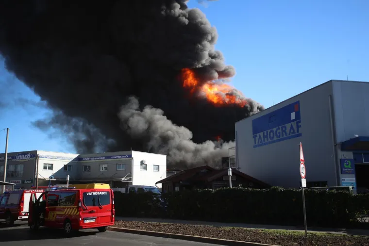 Apokaliptični prizori požara u Svetoj Nedelji: 'Oblak dima izgleda zlosutno!'