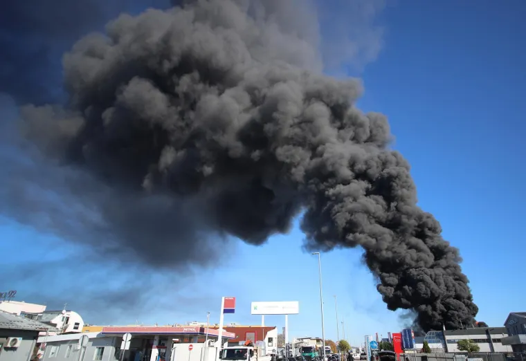 Apokaliptični prizori požara u Svetoj Nedelji: 'Oblak dima izgleda zlosutno!'