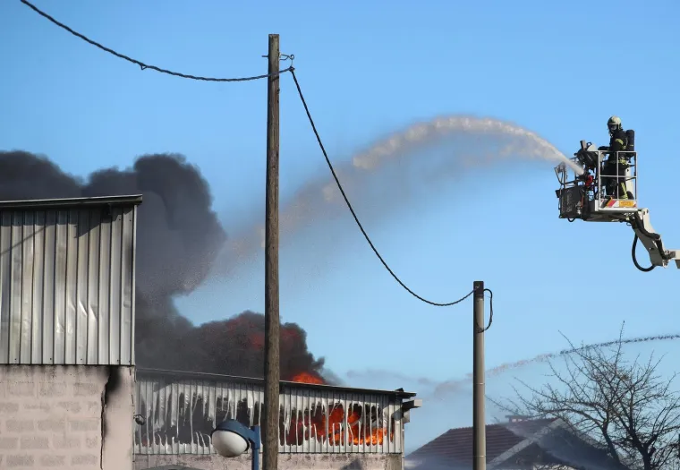 Apokaliptični prizori požara u Svetoj Nedelji: 'Oblak dima izgleda zlosutno!'