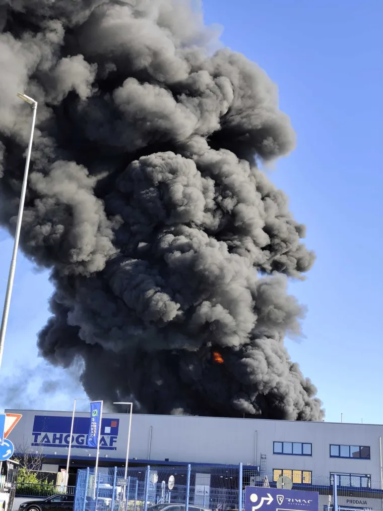 Apokaliptični prizori požara u Svetoj Nedelji: 'Oblak dima izgleda zlosutno!'