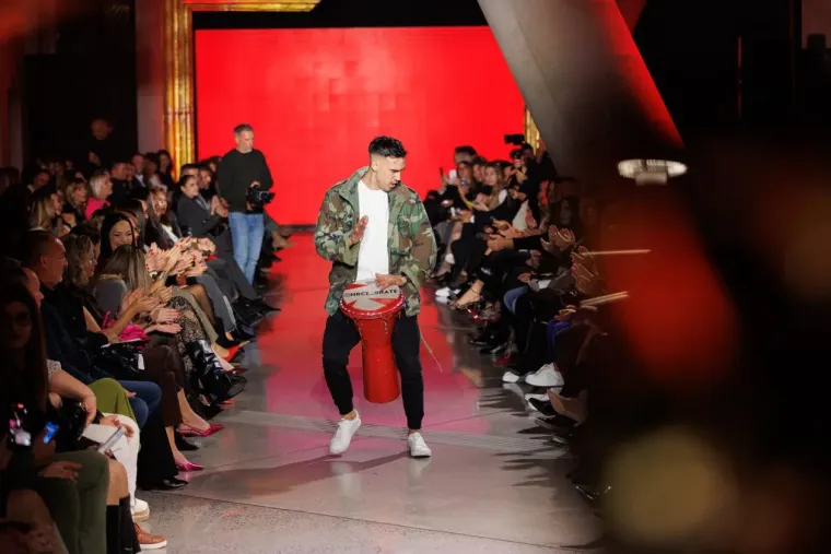 Krema domaće scene na reviji u Zadru: Laura Prgomet smješkala se u društvu Nevena Ciganovića