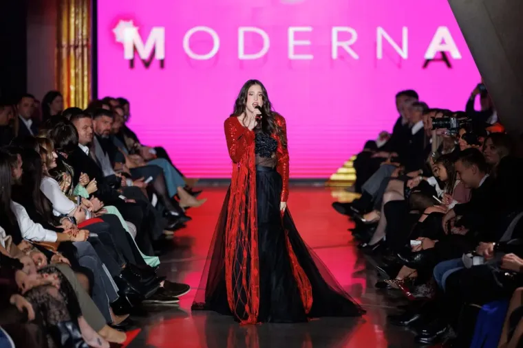 Krema domaće scene na reviji u Zadru: Laura Prgomet smješkala se u društvu Nevena Ciganovića