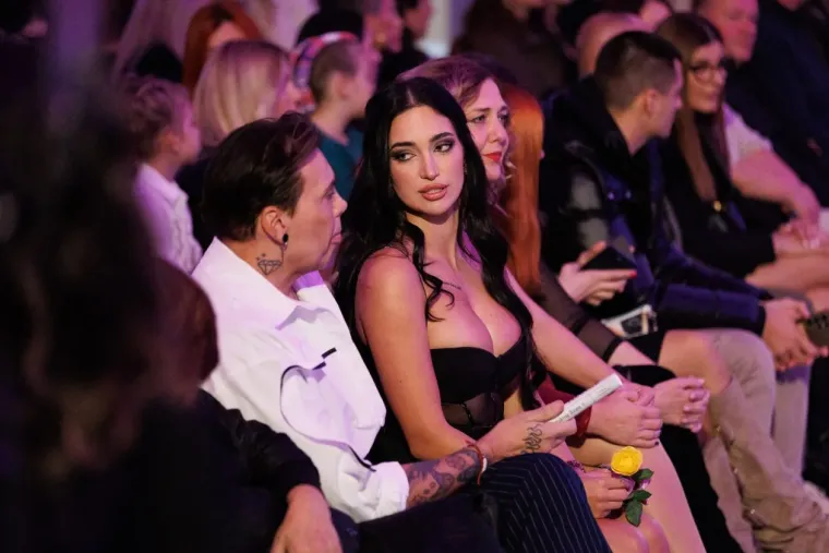 Krema domaće scene na reviji u Zadru: Laura Prgomet smješkala se u društvu Nevena Ciganovića