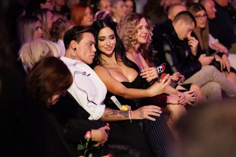 Krema domaće scene na reviji u Zadru: Laura Prgomet smješkala se u društvu Nevena Ciganovića