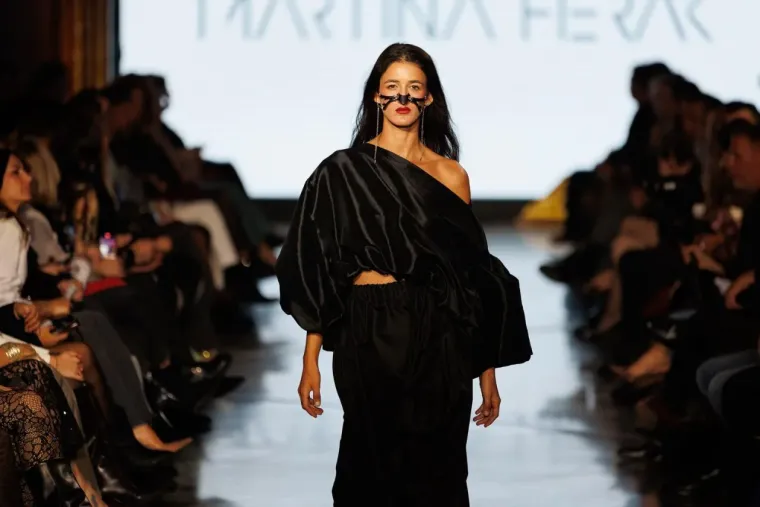 Krema domaće scene na reviji u Zadru: Laura Prgomet smješkala se u društvu Nevena Ciganovića