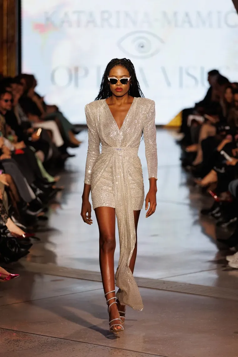 Krema domaće scene na reviji u Zadru: Laura Prgomet smješkala se u društvu Nevena Ciganovića