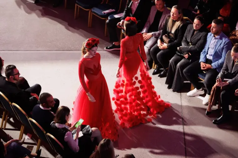 Krema domaće scene na reviji u Zadru: Laura Prgomet smješkala se u društvu Nevena Ciganovića