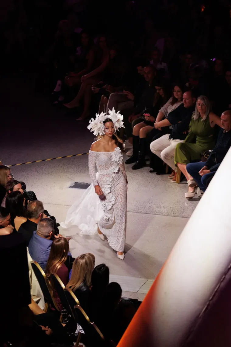 Krema domaće scene na reviji u Zadru: Laura Prgomet smje&scaron;kala se u dru&scaron;tvu Nevena Ciganovića