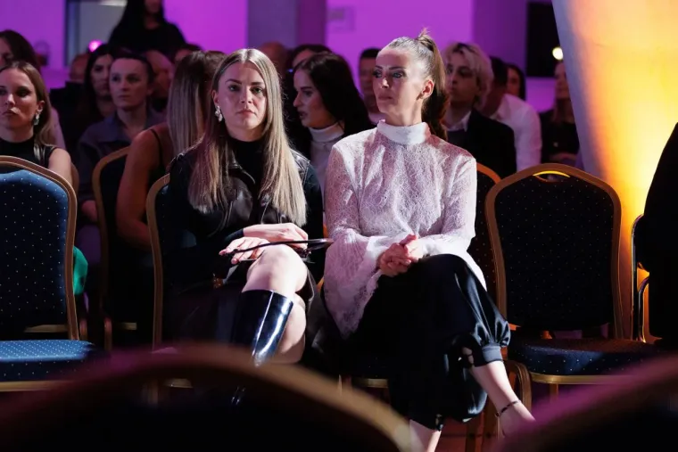 Krema domaće scene na reviji u Zadru: Laura Prgomet smje&scaron;kala se u dru&scaron;tvu Nevena Ciganovića