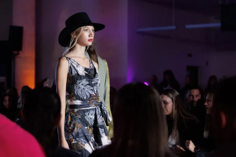 Krema domaće scene na reviji u Zadru: Laura Prgomet smje&scaron;kala se u dru&scaron;tvu Nevena Ciganovića