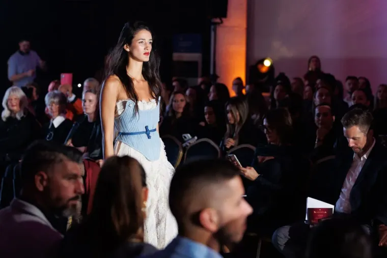 Krema domaće scene na reviji u Zadru: Laura Prgomet smje&scaron;kala se u dru&scaron;tvu Nevena Ciganovića