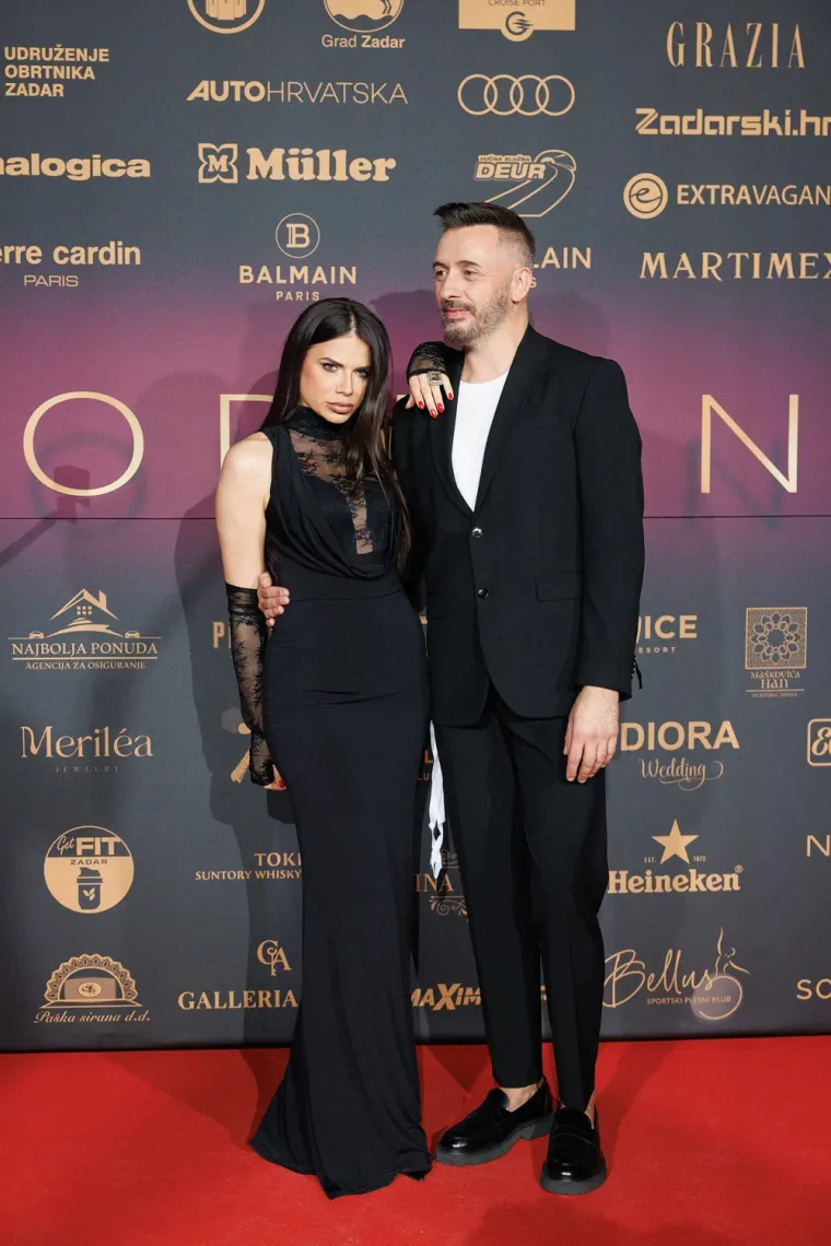 Krema domaće scene na reviji u Zadru: Laura Prgomet smje&scaron;kala se u dru&scaron;tvu Nevena Ciganovića