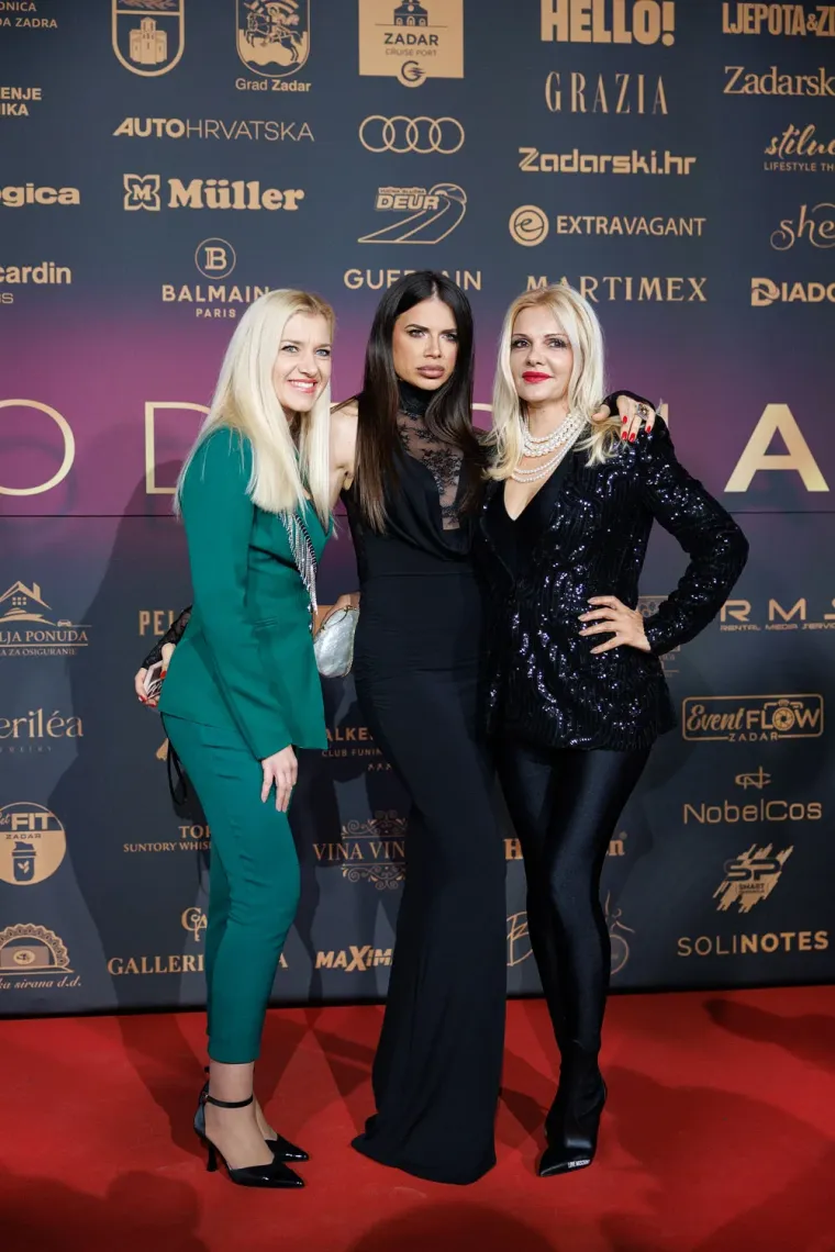 Krema domaće scene na reviji u Zadru: Laura Prgomet smje&scaron;kala se u dru&scaron;tvu Nevena Ciganovića