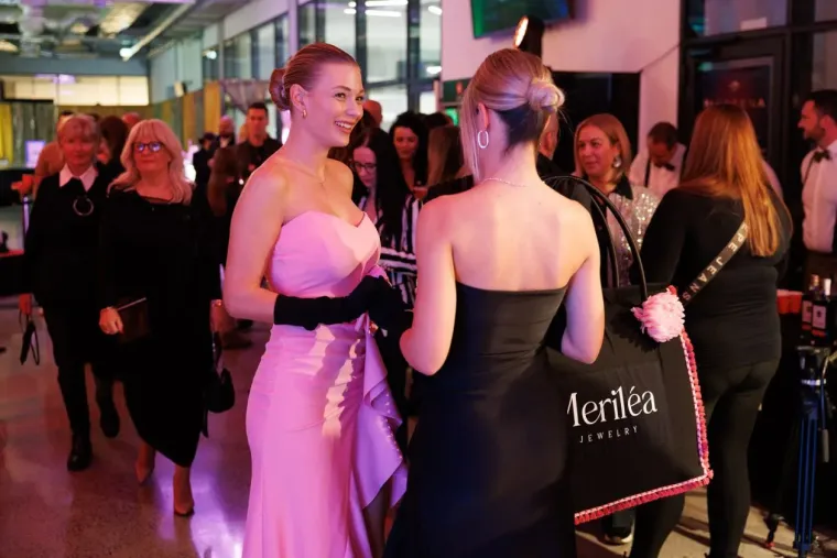 Krema domaće scene na reviji u Zadru: Laura Prgomet smje&scaron;kala se u dru&scaron;tvu Nevena Ciganovića