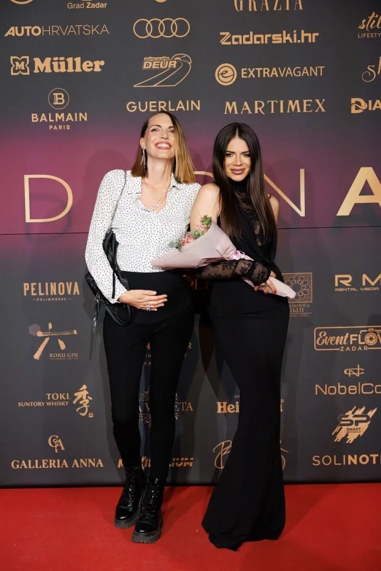 Krema domaće scene na reviji u Zadru: Laura Prgomet smje&scaron;kala se u dru&scaron;tvu Nevena Ciganovića