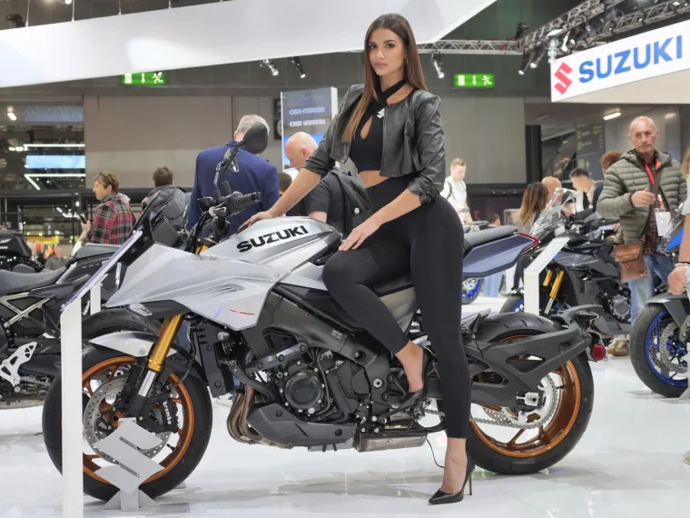 Zgodna plavuša u kožnjaku istaknula se u moru manekenki na sajmu motocikala