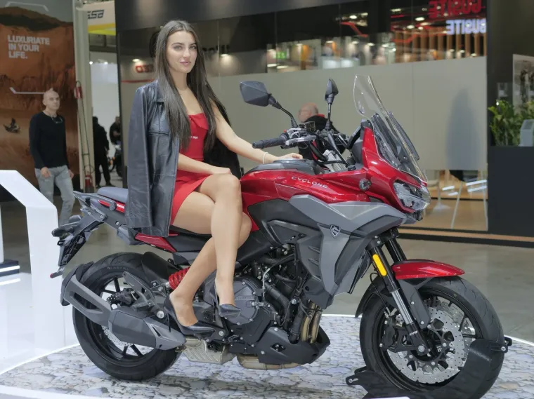 Zgodna plavuša u kožnjaku istaknula se u moru manekenki na sajmu motocikala