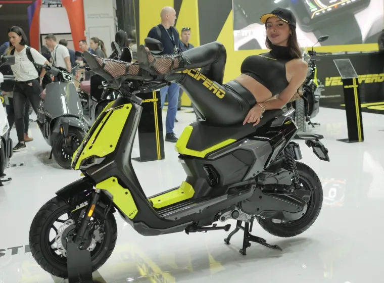 Zgodna plavu&scaron;a u kožnjaku istaknula se u moru manekenki na sajmu motocikala