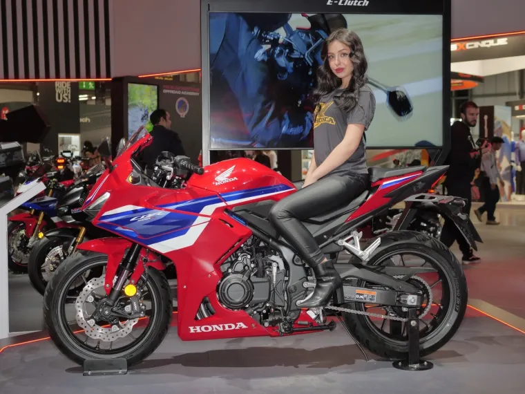 Zgodna plavu&scaron;a u kožnjaku istaknula se u moru manekenki na sajmu motocikala