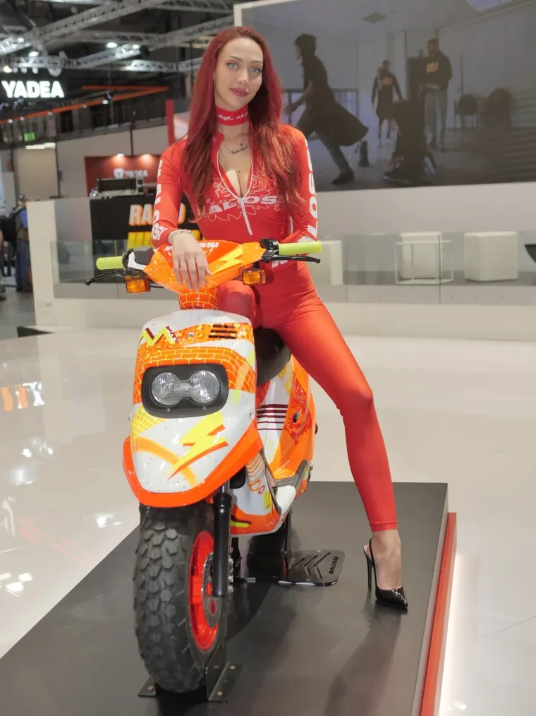 Zgodna plavu&scaron;a u kožnjaku istaknula se u moru manekenki na sajmu motocikala