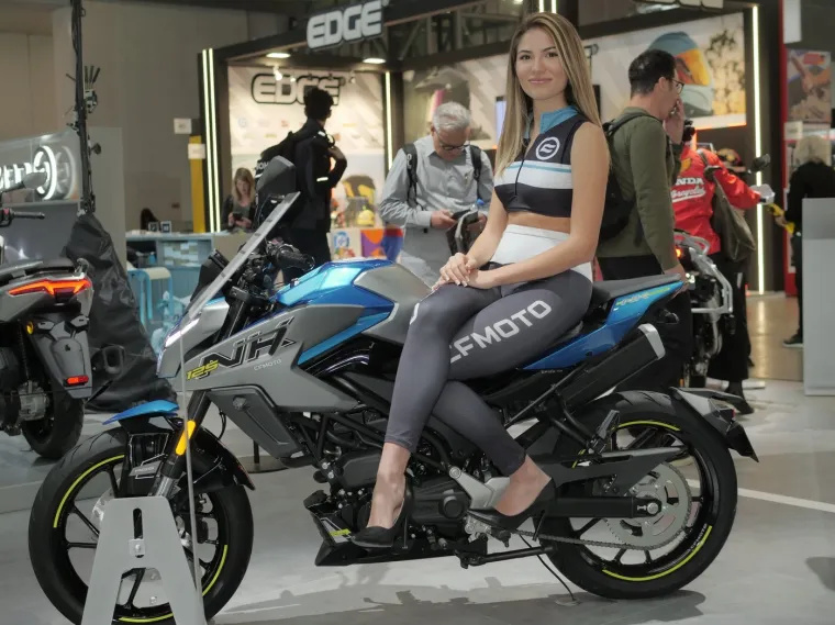 Zgodna plavu&scaron;a u kožnjaku istaknula se u moru manekenki na sajmu motocikala