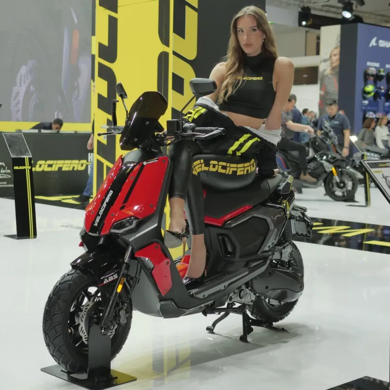 Zgodna plavu&scaron;a u kožnjaku istaknula se u moru manekenki na sajmu motocikala