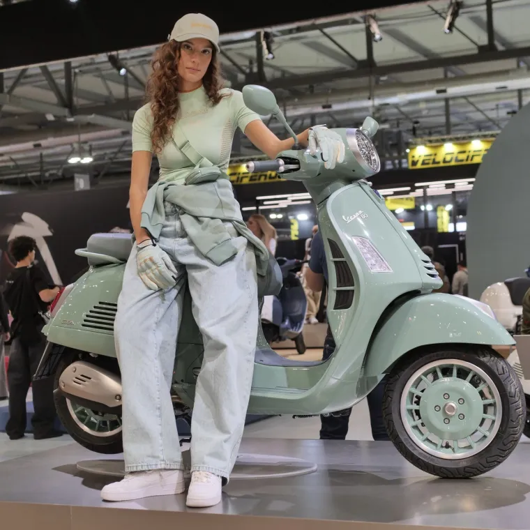 Zgodna plavu&scaron;a u kožnjaku istaknula se u moru manekenki na sajmu motocikala