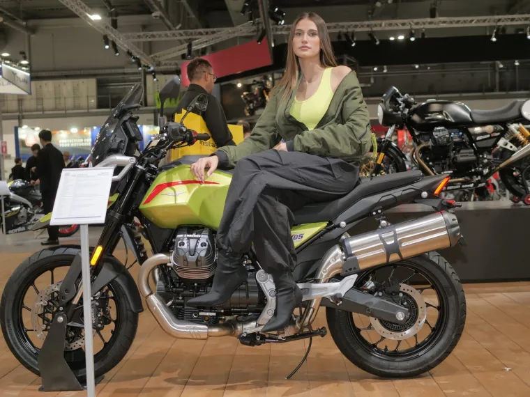 Zgodna plavu&scaron;a u kožnjaku istaknula se u moru manekenki na sajmu motocikala