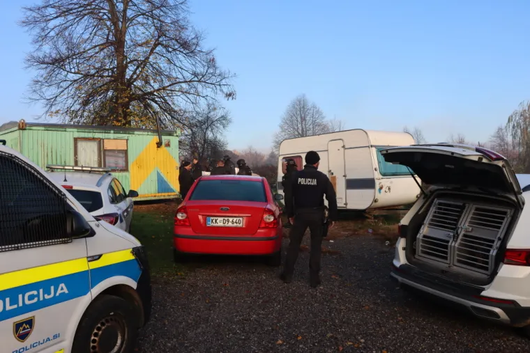Kao da se spremaju za rat! Policija upala u romsko naselje kod Novog Mesta: Dočekao ih cijeli arsenal