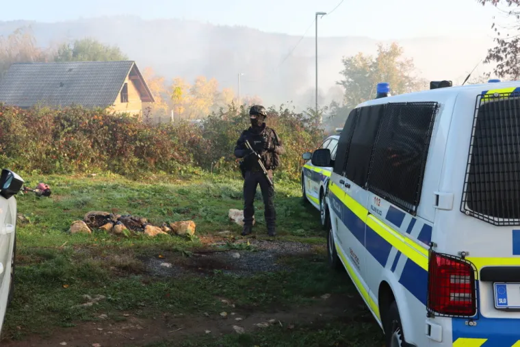 Kao da se spremaju za rat! Policija upala u romsko naselje kod Novog Mesta: Dočekao ih cijeli arsenal