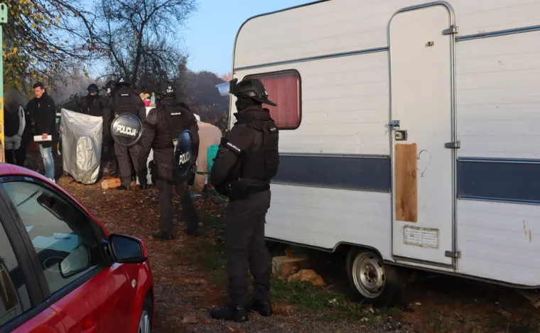 Kao da se spremaju za rat! Policija upala u romsko naselje kod Novog Mesta: Dočekao ih cijeli arsenal