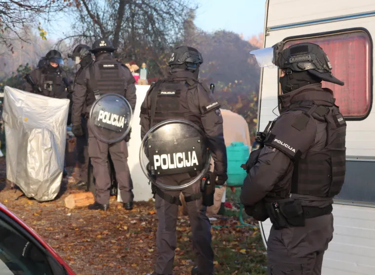 Kao da se spremaju za rat! Policija upala u romsko naselje kod Novog Mesta: Dočekao ih cijeli arsenal