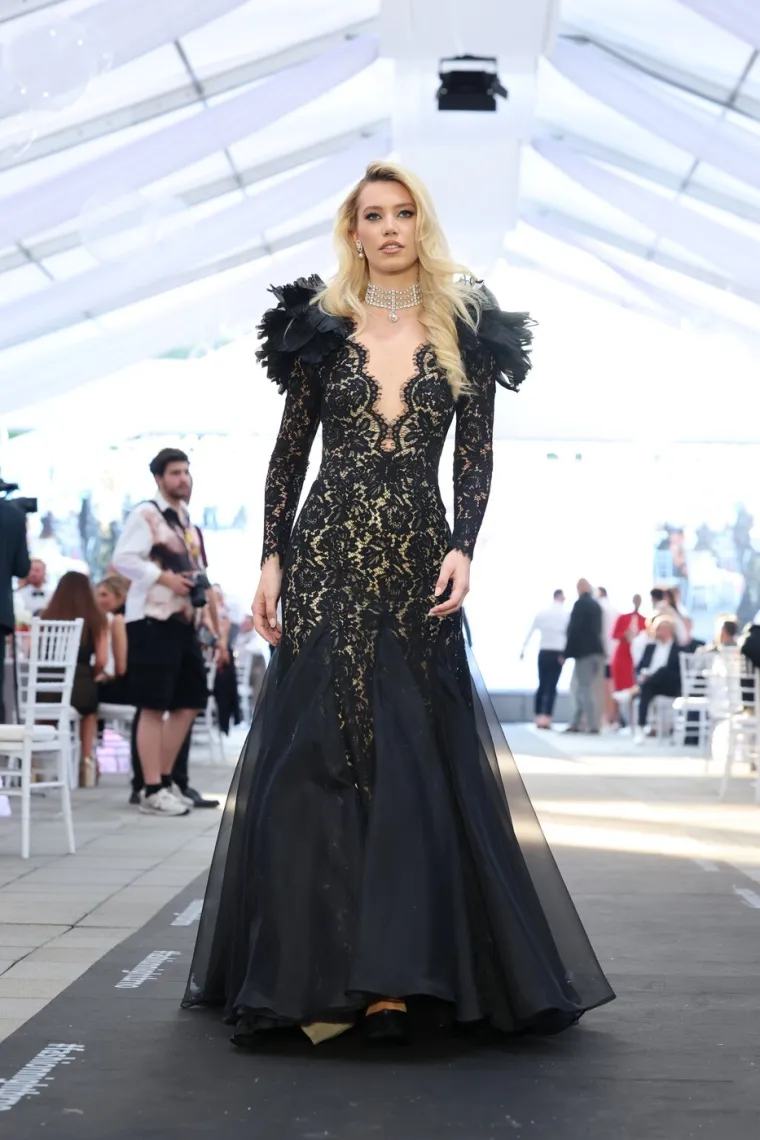 Ova ljepotica postala je nova Miss Zemlje: Visoka je 178 cm, a mreže su lude za njom