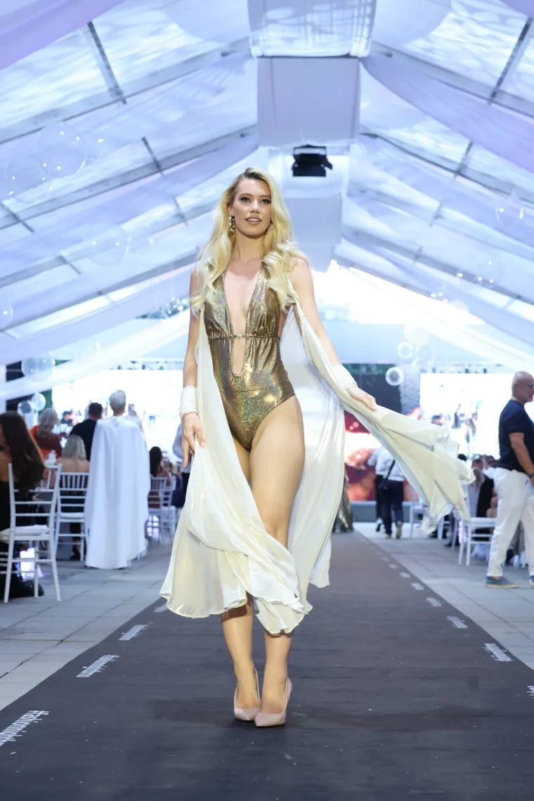 Ova ljepotica postala je nova Miss Zemlje: Visoka je 178 cm, a mreže su lude za njom