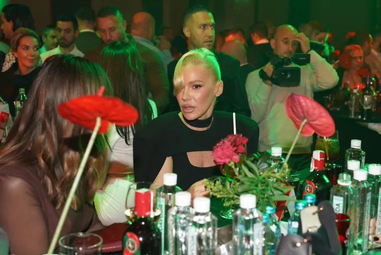 Poznati poharali crveni tepih u Beogradu: Dok su neki zakopčani do grla, drugi se razgolitili