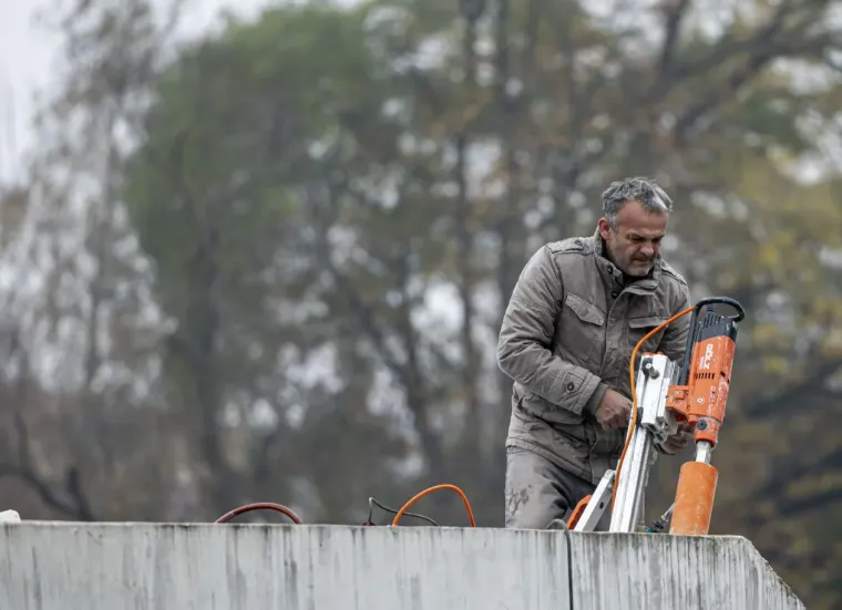 Djevojka se istaknula u moru sivih tonova i unijela dašak vedrine