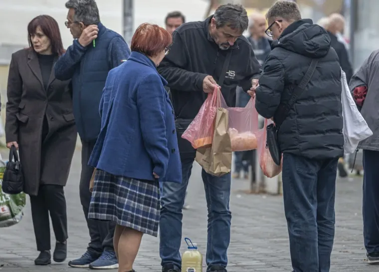 Djevojka se istaknula u moru sivih tonova i unijela dašak vedrine