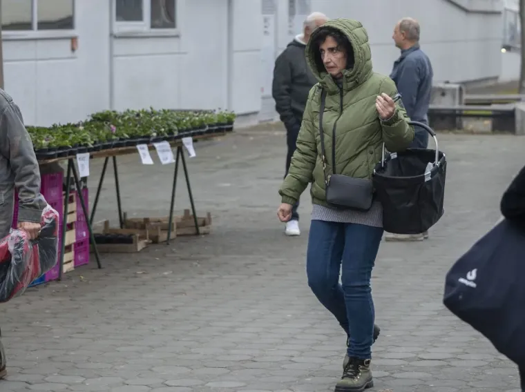 Djevojka se istaknula u moru sivih tonova i unijela dašak vedrine