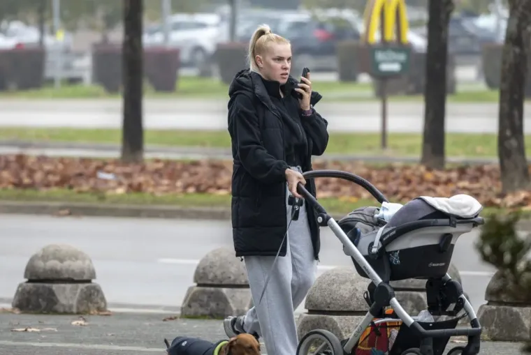 Djevojka se istaknula u moru sivih tonova i unijela dašak vedrine