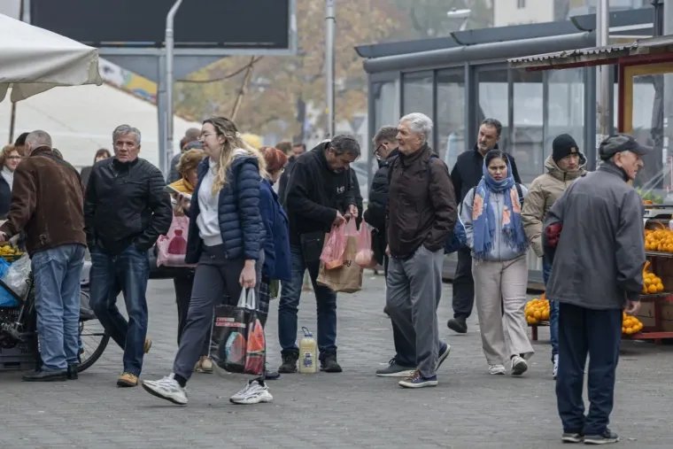 Djevojka se istaknula u moru sivih tonova i unijela dašak vedrine
