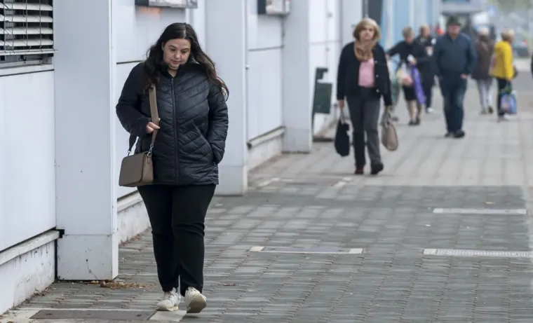 Djevojka se istaknula u moru sivih tonova i unijela dašak vedrine