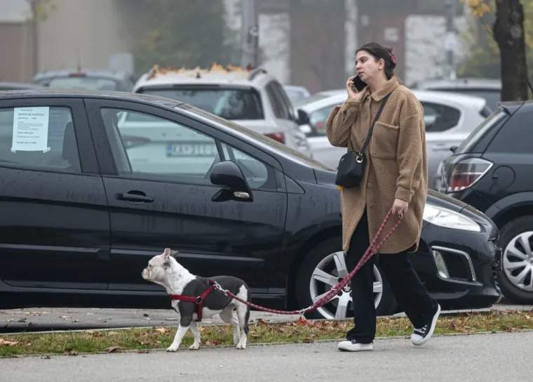 Djevojka se istaknula u moru sivih tonova i unijela dašak vedrine