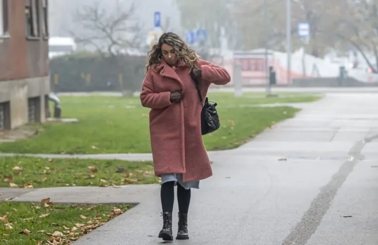Djevojka se istaknula u moru sivih tonova i unijela dašak vedrine