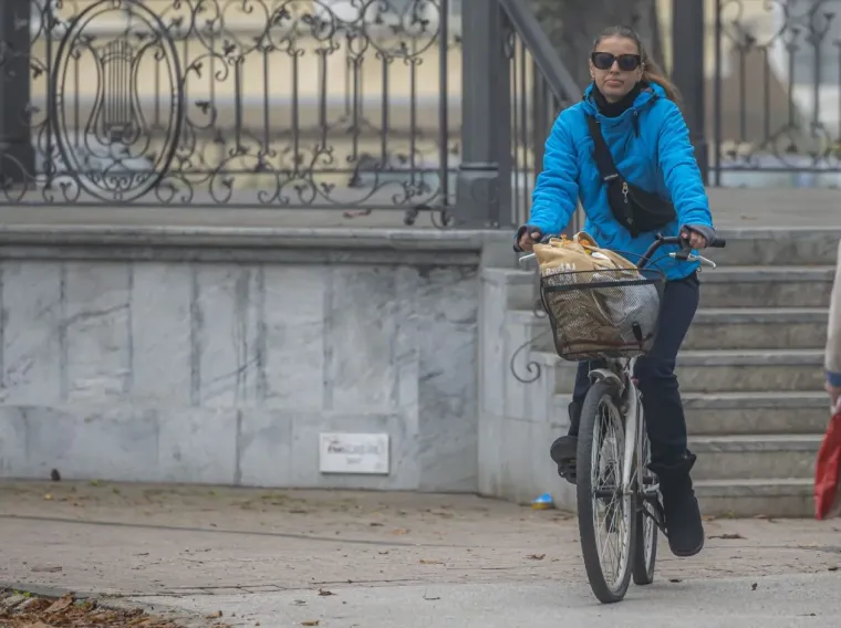 Djevojka se istaknula u moru sivih tonova i unijela da&scaron;ak vedrine